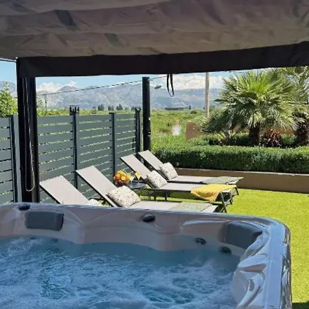 Дом отдыха Dragi With Hot-tub Блаце