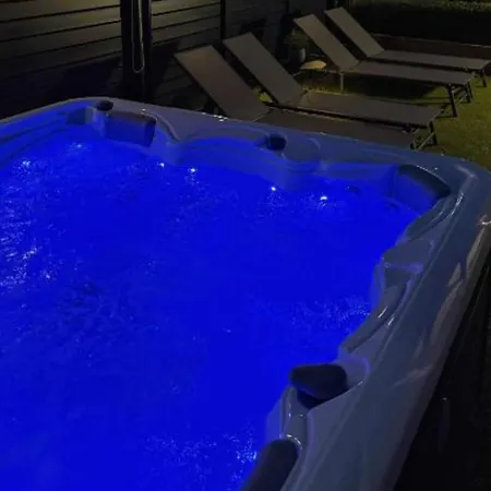 Дом отдыха Dragi With Hot-tub