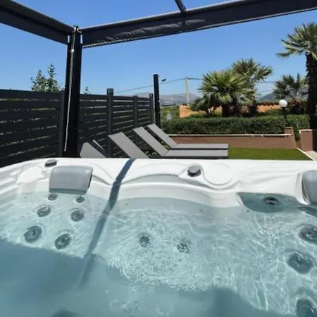 Дом отдыха Dragi With Hot-tub Блаце